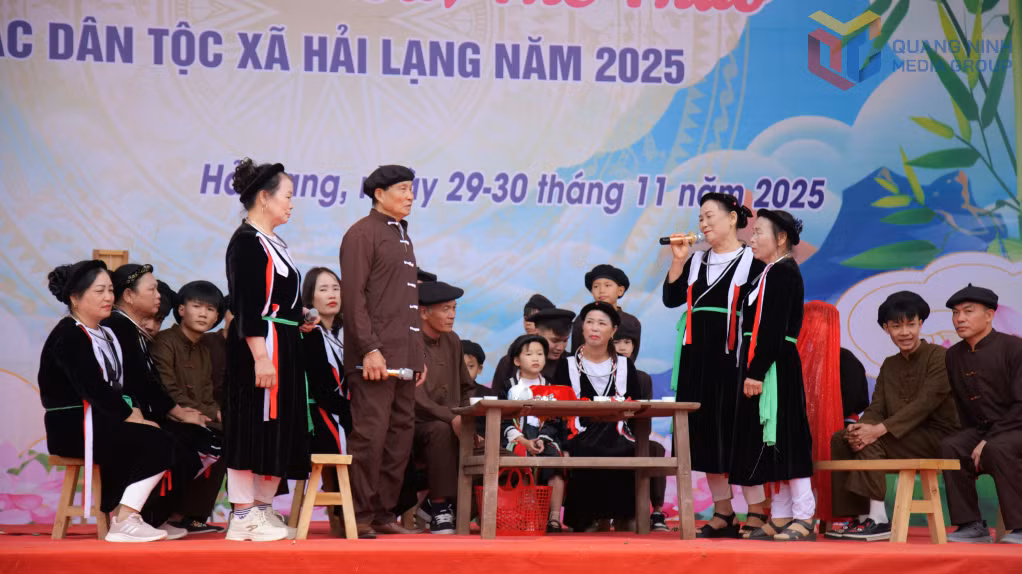 Biểu diễn hát soọng cô trong trích đoạn đám cưới truyền thống của người Sán Dìu tại Lễ hội Đền Đức Ông Hoàng Cần và Ngày hội Văn hóa - Thể thao các dân tộc xã Hải Lạng năm 2025. Ảnh: Chu Linh