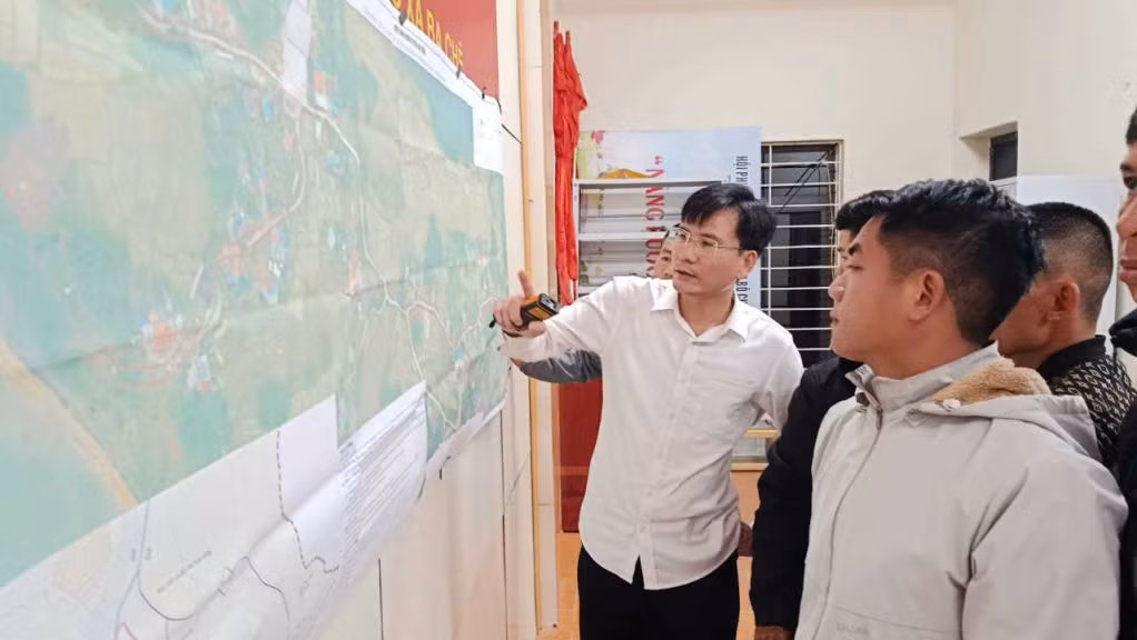 Trung tâm cung ứng dịch vụ xã thông tin những nội dung trọng tâm của dự án cải tạo, nâng cấp mở rộng đường nội thôn Sơn Hải. Tháng 12/2025. Ảnh: Bình Minh (CTV)