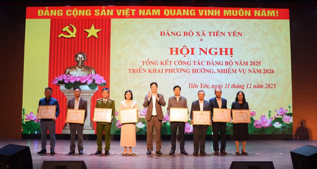 Lãnh đạo xã Tiên Yên khen thưởng cho các tập thể có thành tích xuất sắc trong công tác xây dựng Đảng năm 2025.