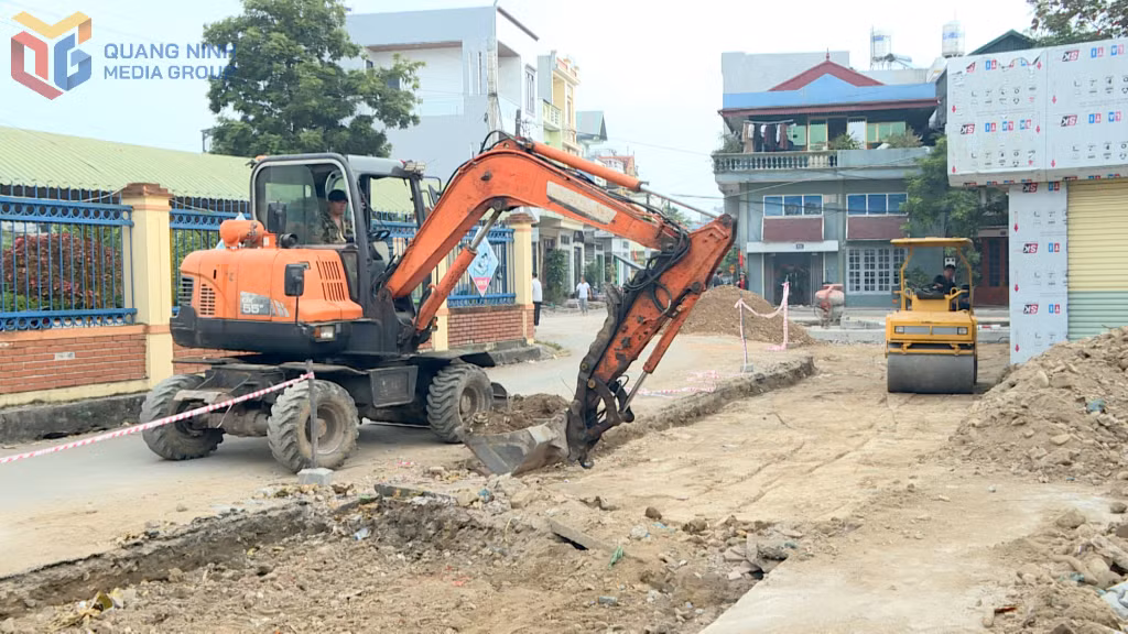 Công trình nâng cấp, cải tạo đường giao thông và hệ thống thoát nước tuyến đường phố Lý Thường Kiệt, xã Quảng Hà tích cực triển khai thi công.
