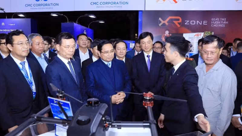 Thủ tướng Phạm Minh Chính, Bộ trưởng Khoa học và Công nghệ Nguyễn Mạnh Hùng cùng các đại biểu tham quan, nghe giới thiệu về một sản phẩm công nghệ mới.