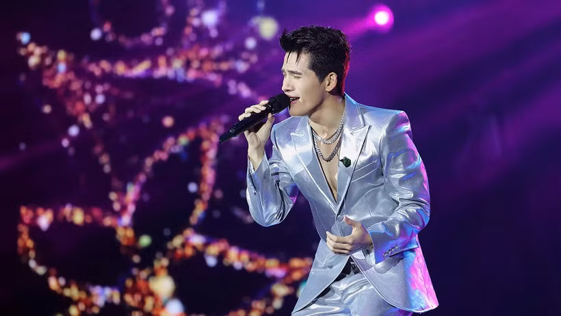 Ca sĩ Quốc Thiên trong chương trình “Noel cho tình nhân”.
