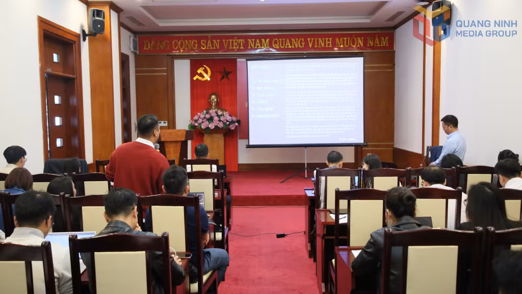 Các học viên trực tiếp trao đổi về các kiến thức, kỹ năng được truyền đạt tại hội nghị.