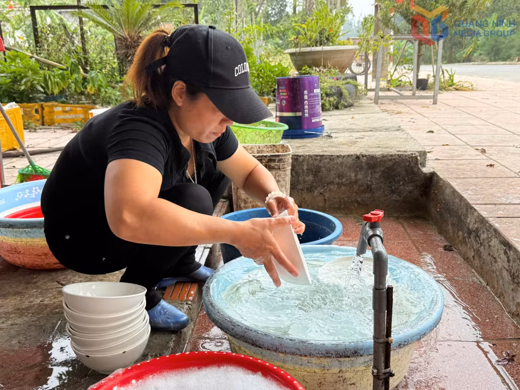 Những tháng mùa khô là thời điểm khó khăn về nguồn nước sinh hoạt đối với người dân xã đảo Cái Chiên