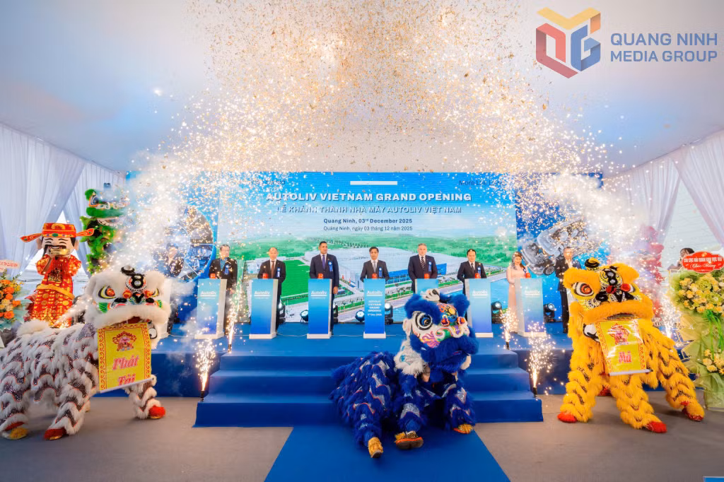 Các đại biểu bấm nút khánh thành nhà máy