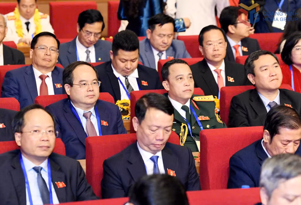 Đồng chí Quản Minh Cường, Bí thư Tỉnh ủy, Trưởng Đoàn ĐBQH tỉnh cùng các đại biểu dự đại hội.