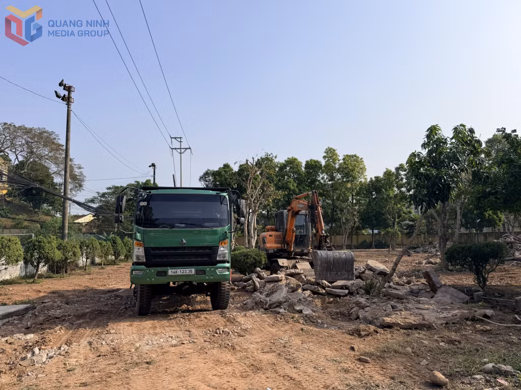 Công trình chỉnh trang, nâng cấp vườn hoa, cây xanh, khu vui chơi và nâng cấp hạ tầng kỹ thuật tại thôn Thống Nhất, xã Tiên Yên được đẩy nhanh tiến độ.