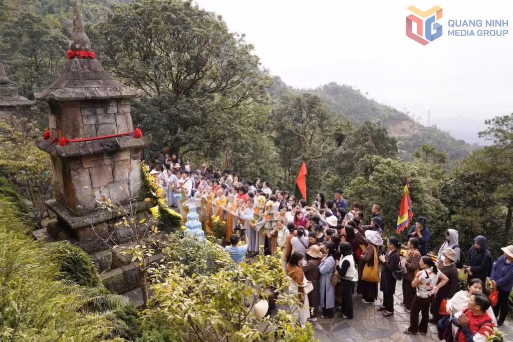 Phật tử và du khách thập phương chiêm bái, lễ Phật trong ngày kỷ niệm 717 năm Phật hoàng Trần Nhân Tông nhập Niết bàn.