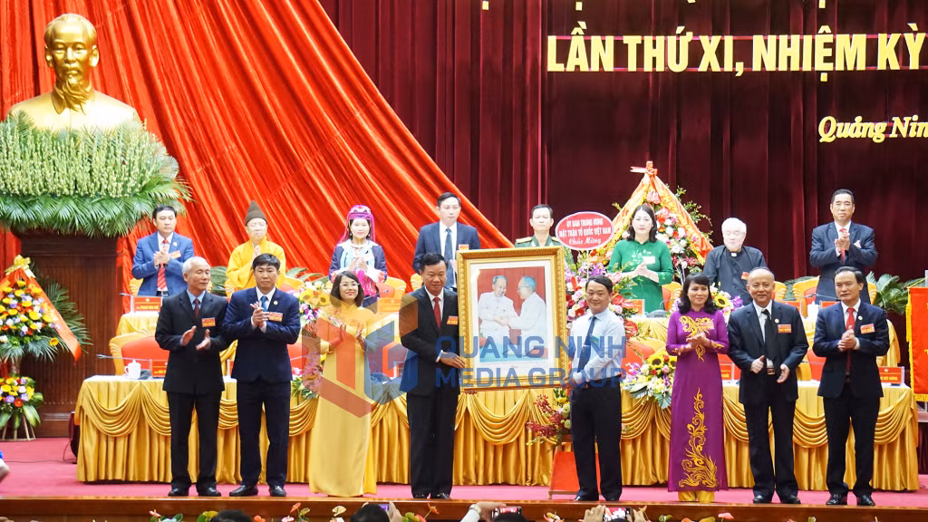 2019-07_Đại hội Đại biểu MTTQ Việt Nam tỉnh Quảng Ninh lần thứ XI - Đồng chí Hầu A Lềnh, Ủy viên Trung ương Đảng, Phó Chủ tịch, Tổng Thư ký Ủy ban Trung ương MTTQ Việt Nam trao bức ảnh “Bác Hồ - Bác Tôn" - bức ảnh biểu tượng cho tinh thần đại đoàn kết toàn dân tộc” cho Ủy ban MTTQ Việt Nam tỉnh Quảng Ninh. Ảnh: Minh Đức