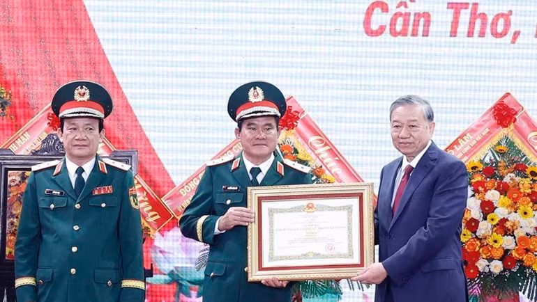 Tổng Bí thư Tô Lâm, Bí thư Quân ủy Trung ương trao Danh hiệu Anh hùng lực lượng vũ trang nhân dân tặng Quân khu 9. (Ảnh: Thống Nhất/TTXVN)