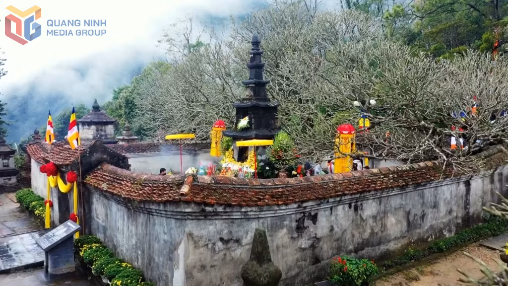 Tháp Tổ Huệ Quang với nét kiến trúc từ thời Trần thế kỷ thứ 13.
