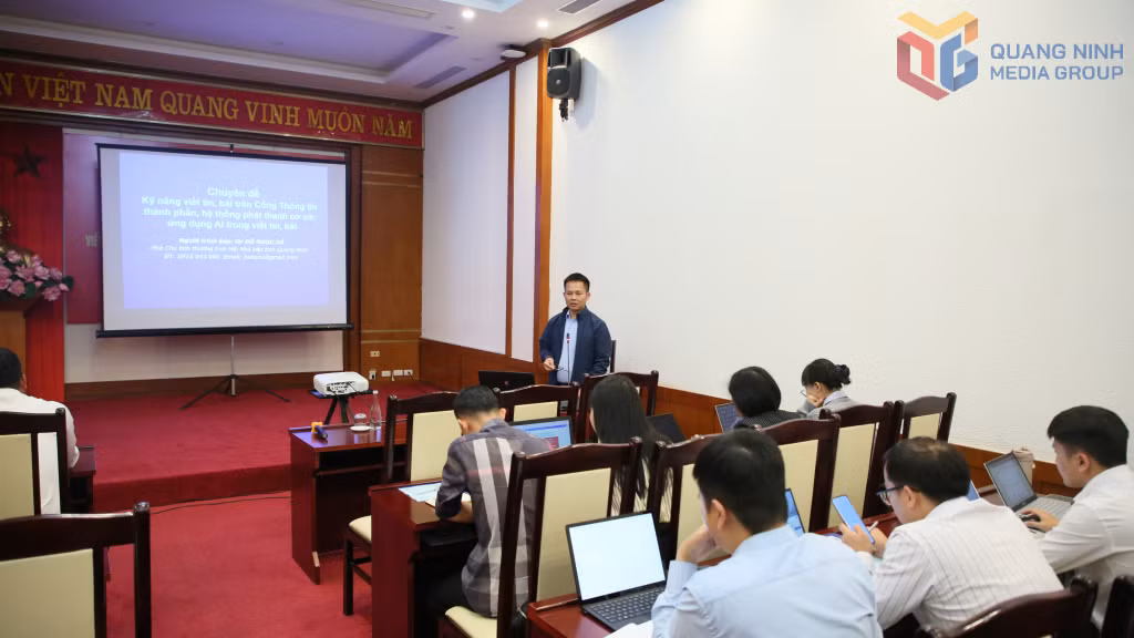 Đồng chí Đỗ Ngọc Hà, Phó Chủ tịch Thường trực Hội Nhà báo tỉnh, truyền đạt cho các học viên chuyên đề "Giới thiệu, hướng dẫn kỹ năng cơ bản và kỹ năng viết tin, bài trên Cổng Thông tin thành phần, hệ thống phát thanh cơ sở; ứng dụng AI trong viết tin, bài".