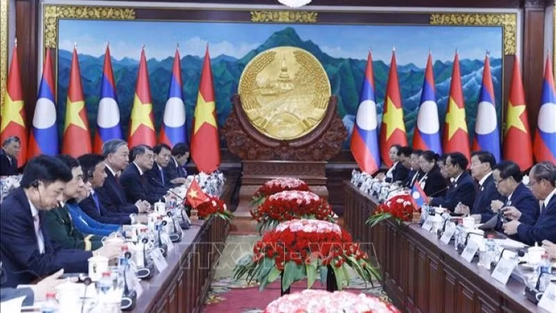 Tổng Bí thư Tô Lâm hội đàm với Tổng Bí thư, Chủ tịch nước Lào Thongloun Sisoulith. (Ảnh: Thống Nhất/TTXVN)