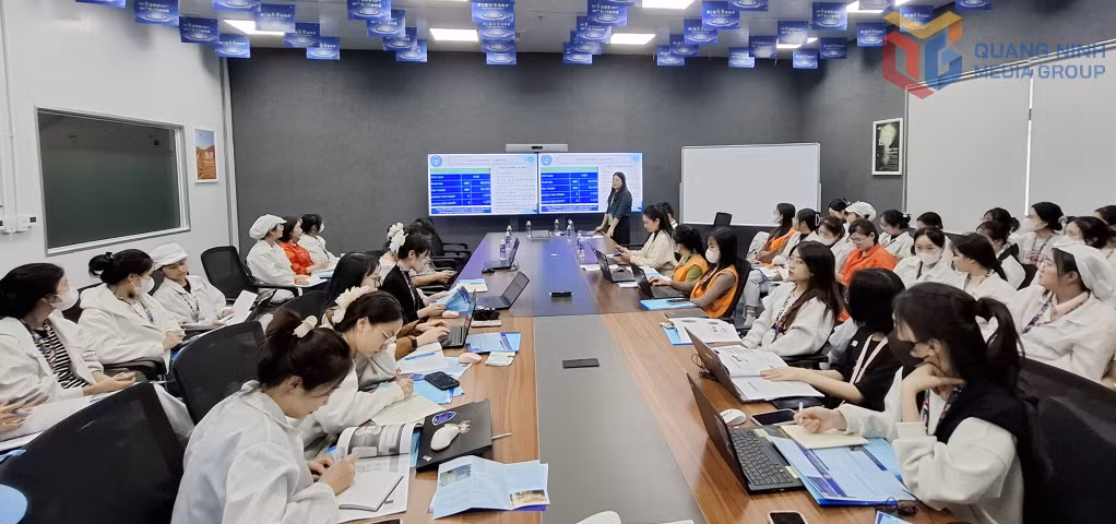 Báo cáo viên cơ quan BHXH tỉnh truyền đạt các quy định chính sách pháp luật BHXH, BHYT, BHTN tại Công ty TNHH Kỹ thuật Điện tử Tonly Việt Nam (KCN Đông Mai) tháng 11/2024.