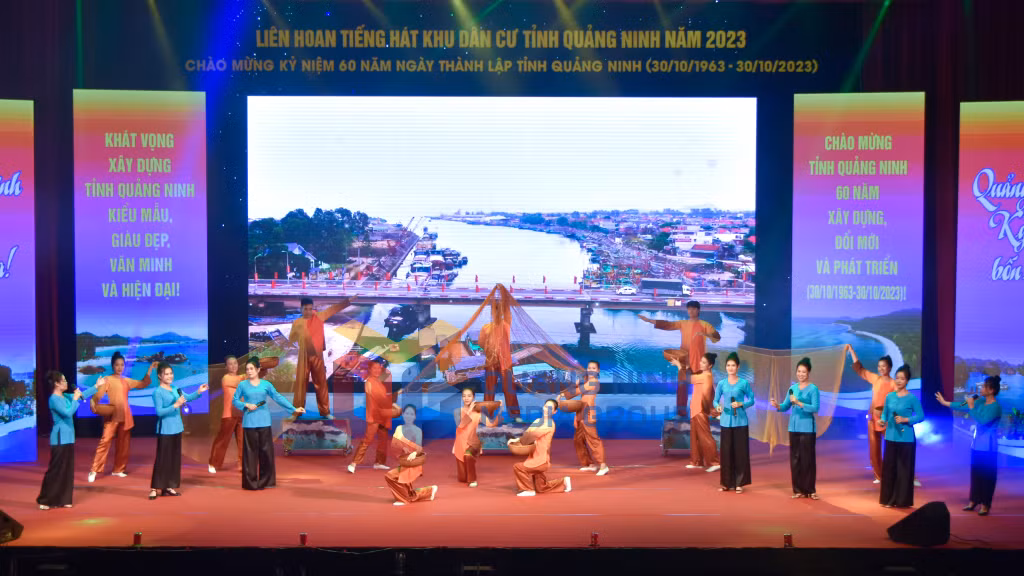 2023-10_Liên hoan Tiếng hát khu dân cư năm 2023- Tiết mục múa thể hiện văn hóa vùng biển của đội thi huyện Hải Hà. Ảnh: Hoàng Giang