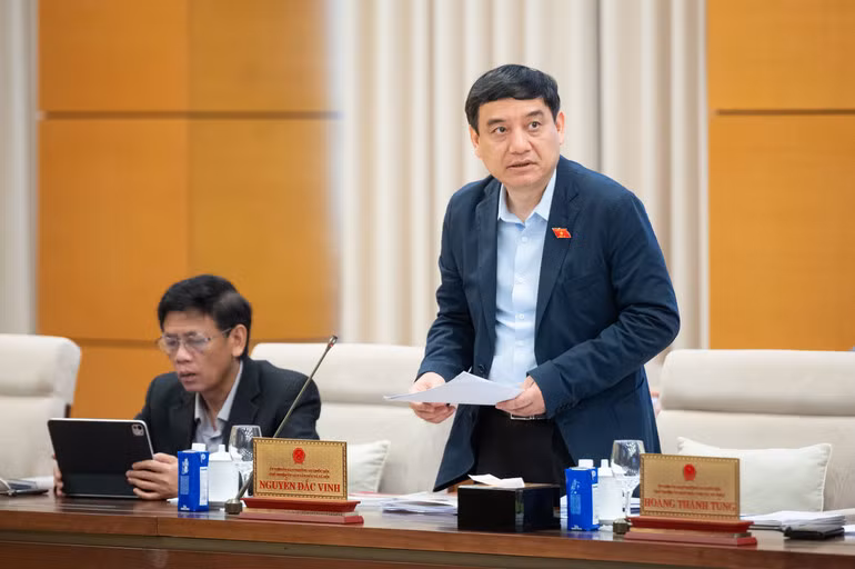 Chủ nhiệm Ủy ban Văn hóa và Xã hội Nguyễn Đắc Vinh trình bày báo cáo tại phiên họp. (Ảnh: DUY LINH)