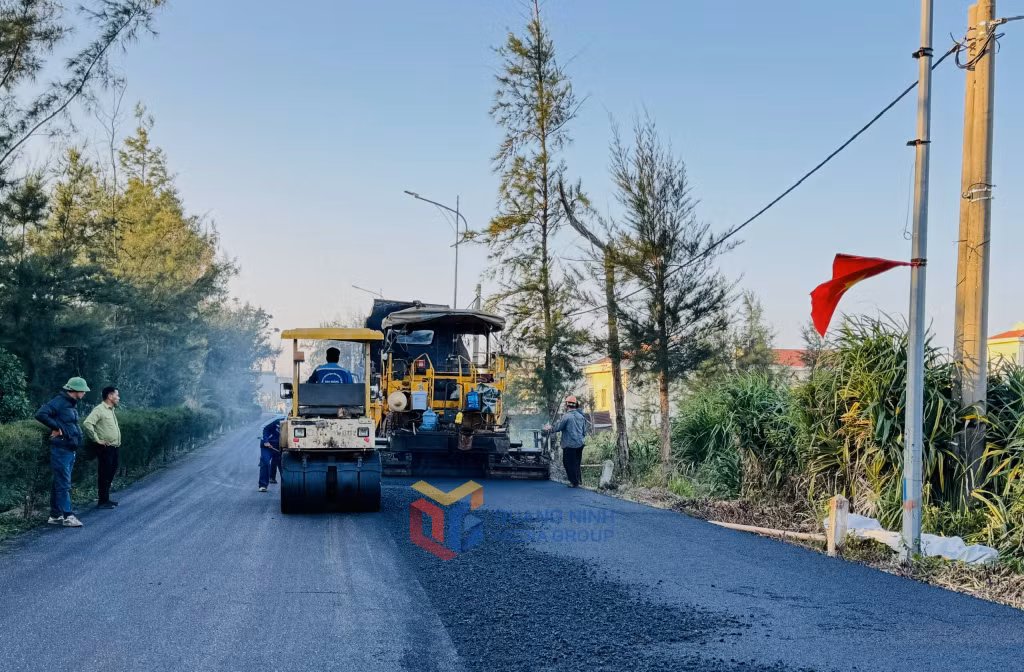 Nhà thầu triển khai thi công thảm asphalt mặt đường tuyến đường xuyên đảo Cô Tô. Ảnh: Mạnh Trường