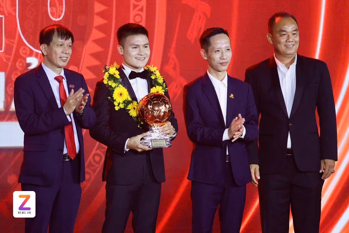 Quang Hải có lần thứ 2 nhận Quả bóng đồng, sau lần đầu tiên vào năm 2017. Ảnh: Anh Tiến.