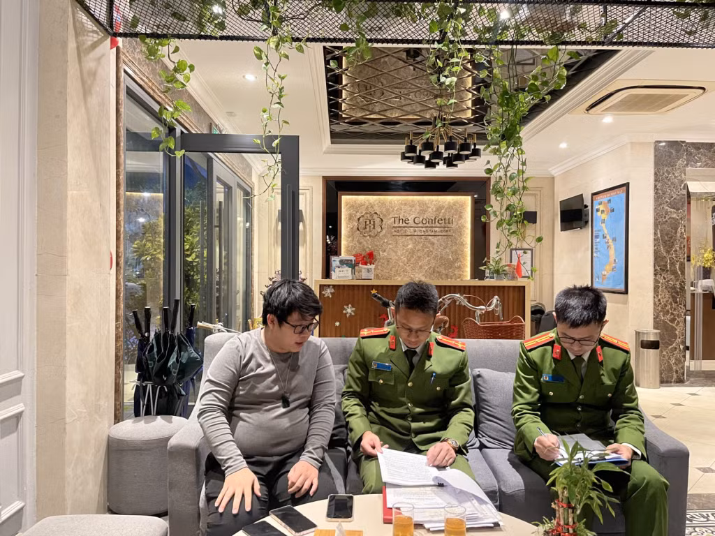 Công an phường Hồng Gai kiểm tra điều kiện đảm bảo ANTT tại cơ sở lưu trú trên địa bàn. Ảnh: Công an phường Hồng Gai