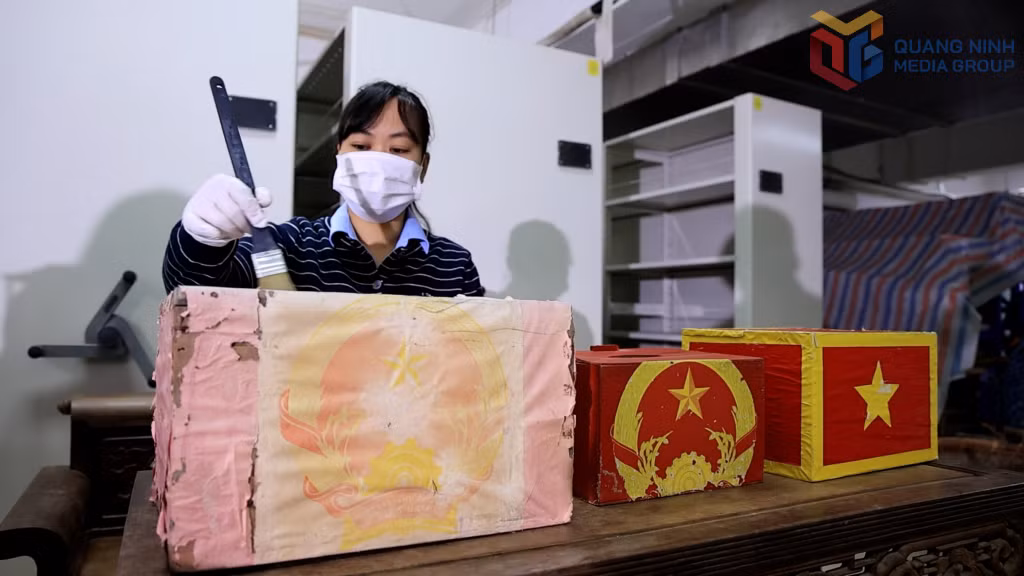 Nhân viên Bảo tàng - Thư viện tỉnh Quảng Ninh chuẩn bị các hiện vật, hình ảnh cho triển lãm về ngày tổng tuyển cử.