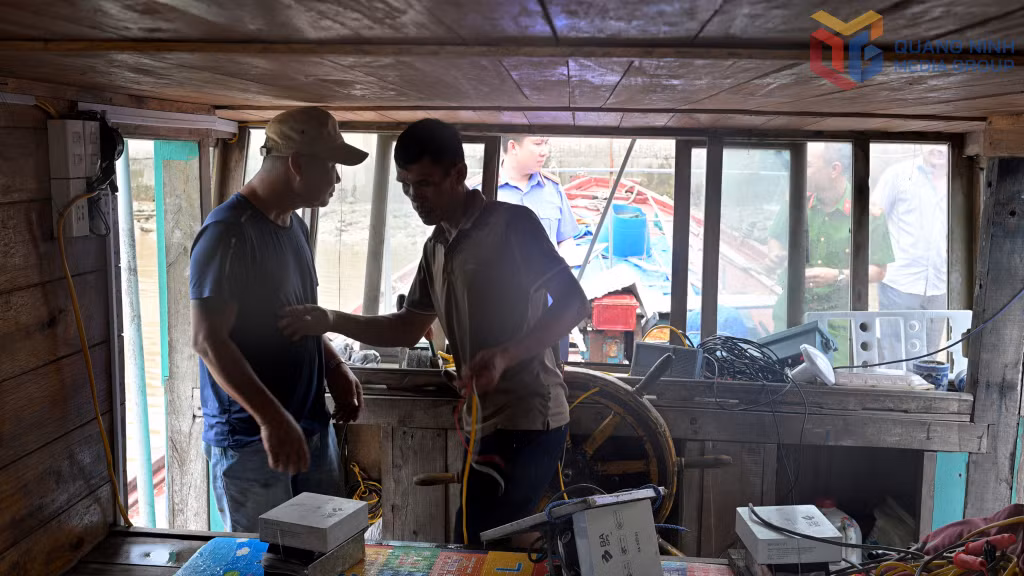 Cơ quan điều tra cho đối tượng Phạm Văn Minh và Nguyễn Đức Trung thực nghiệm điều tra, diễn tả lại hành vi tháo thiết bị giám sát tàu cá để khai thác ở vùng cấm