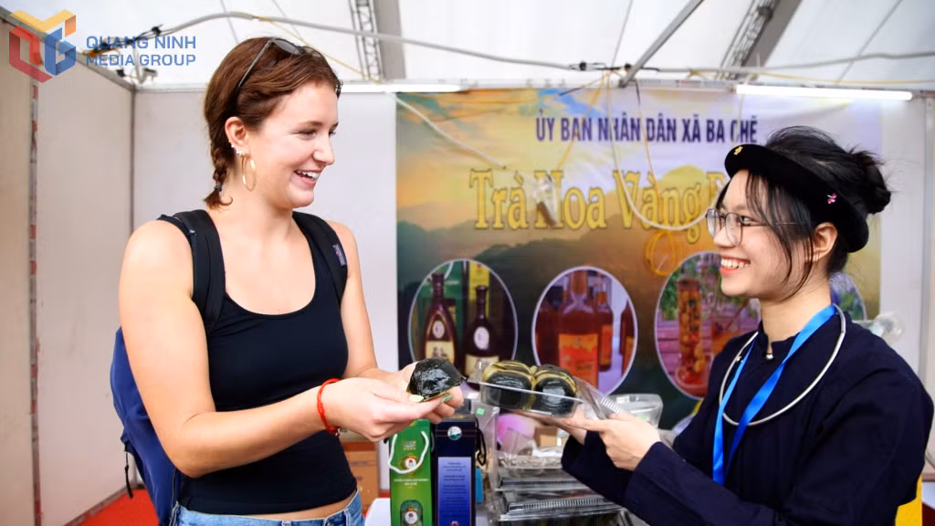 Du khách nước ngoài trải nghiệm món bánh truyền thống của Quảng Ninh tại Liên hoan Ẩm thực Quảng Ninh năm 2025.