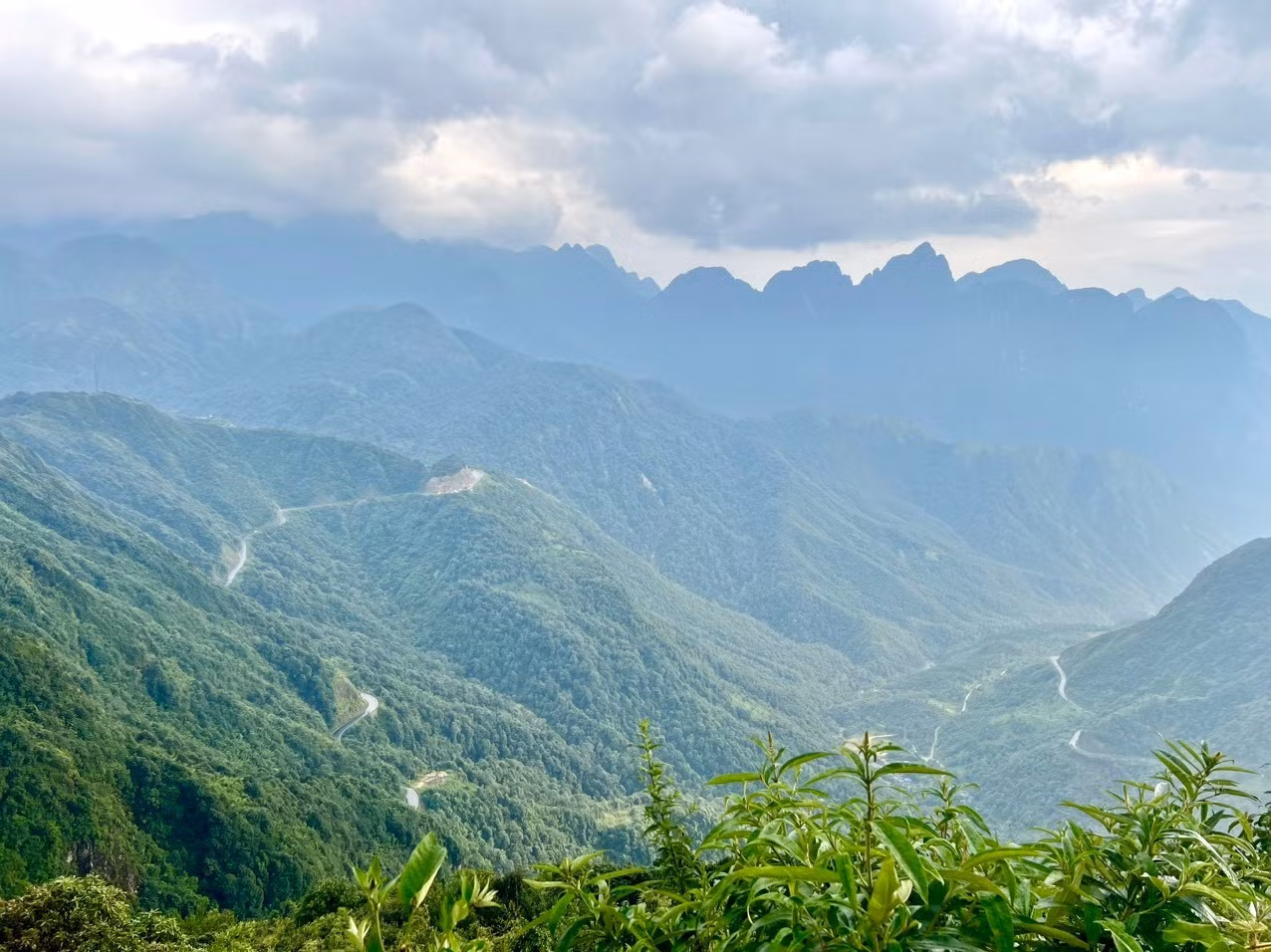 Dãy núi Hoàng Liên Sơn là một trong những điểm đến hấp dẫn nhất, thu hút đông đảo du khách tới miền Tây Bắc. Dãy núi trải dài 280 km từ Lào Cai, Lai Châu đến phía Tây của tỉnh Yên Bái. Hoàng Liên Sơn là phần mở rộng về phía đông nam của dãy Himalaya, bề ngang chân núi ở đoạn rộng nhất lên tới 75km và đoạn hẹp nhất là 45km.