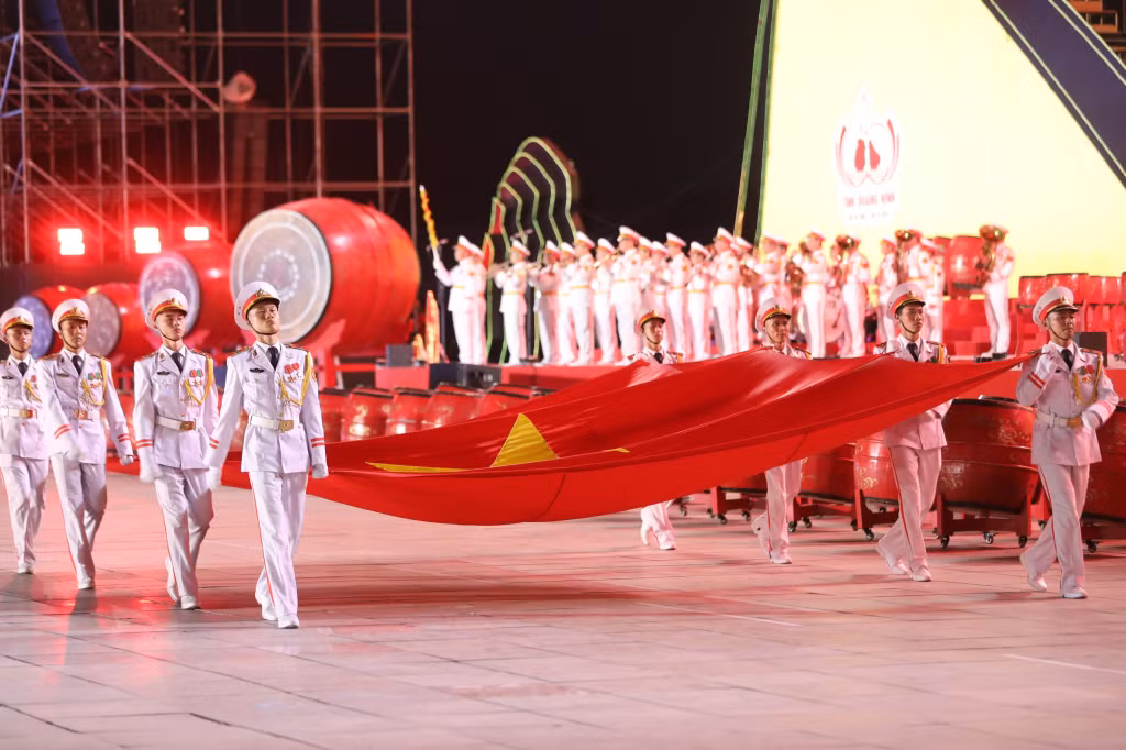 Khối diễu hành rước Cờ Tổ quốc.