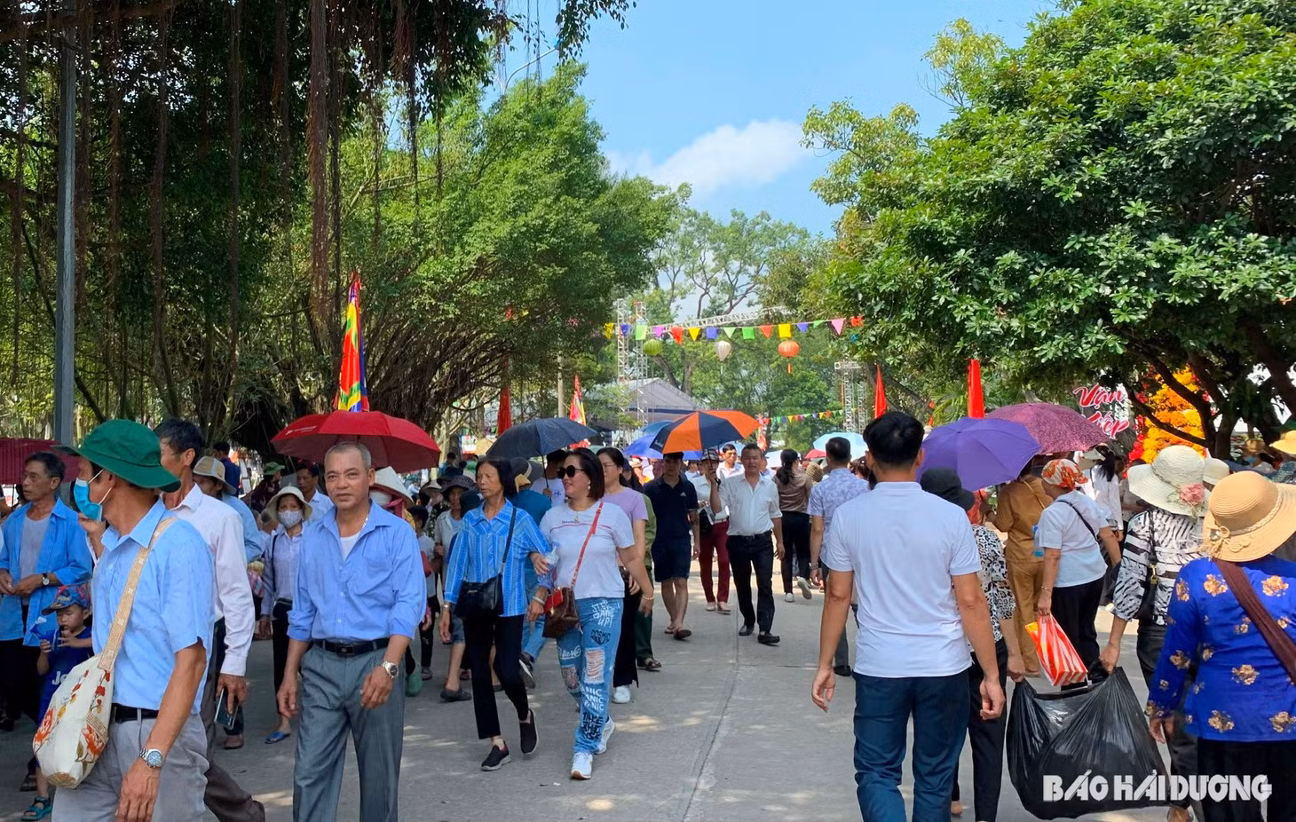 Trong những ngày diễn ra Lễ hội mùa thu Côn Sơn - Kiếp Bạc, có khoảng 21 vạn lượt khách đến di tích. Ảnh: TUẤN ANH