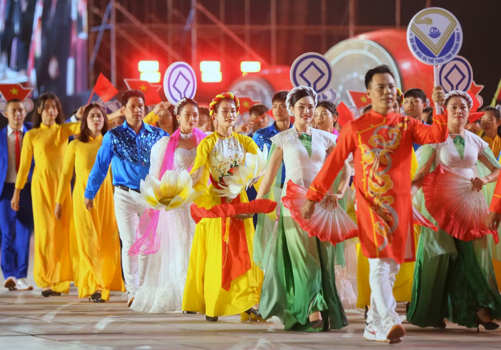 Khối Nghệ thuật diễu hành trong ngày lễ với sự tham gia của các văn nghệ sĩ, diễn viên Quảng Ninh.