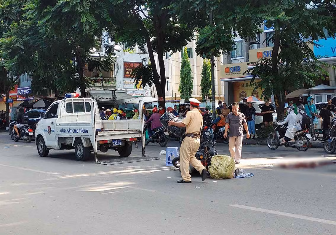 Lực lượng chức năng có mặt bảo vệ hiện trường, phân luồng giao thông. Ảnh: Thế Kỷ