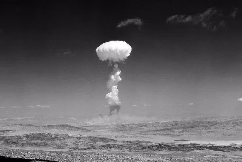 Một cột khói hình nấm trong vụ thử hạt nhân tại Nevada (Mỹ) năm 1952. (Ảnh: AP)