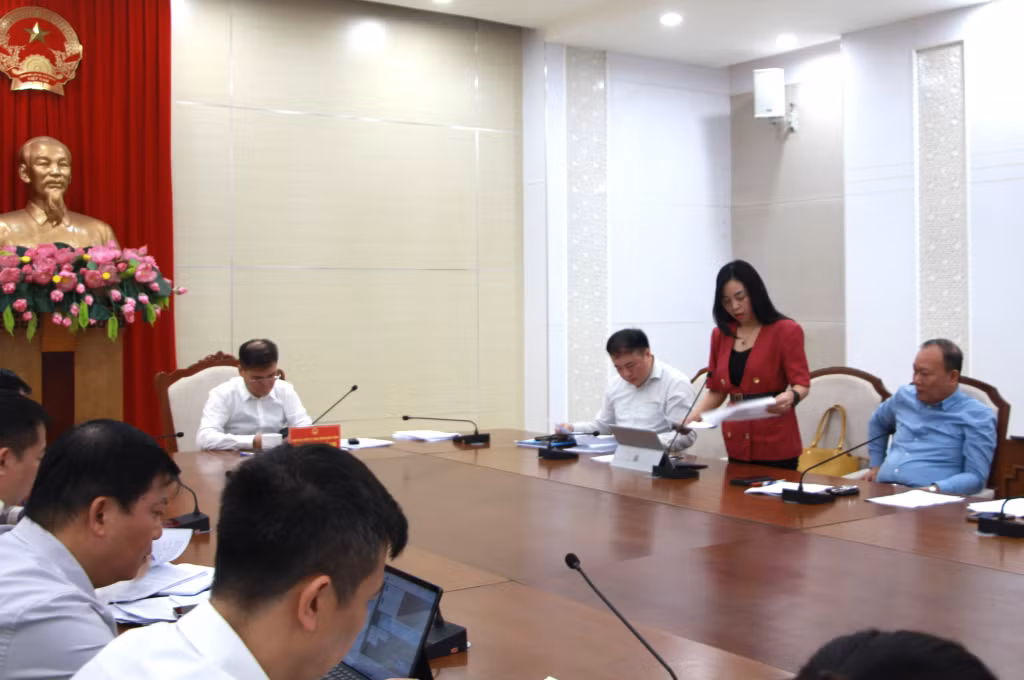Lãnh đạo Ban Xúc tiến và Hỗ trợ đầu tư tỉnh báo cáo về công tác cải thiện môi trường đầu tư kinh doanh.