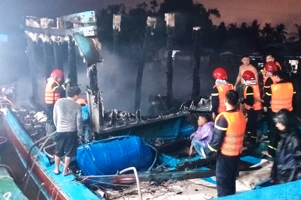 Một tàu cá hư hỏng nặng, chiếc còn lại chìm xuống sông, ước thiệt hại khoảng 3 tỷ đồng (Ảnh: Công an Quảng Ngãi).