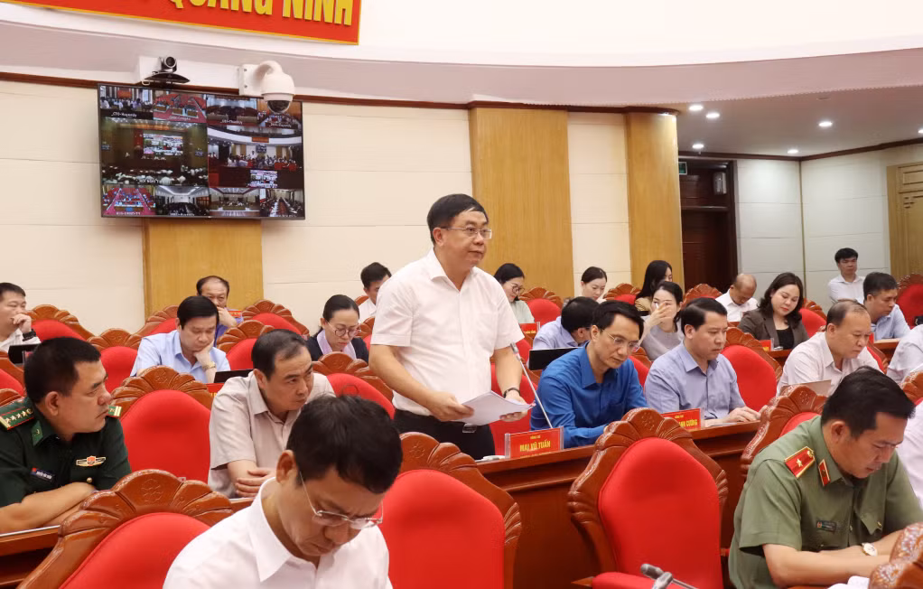 Đồng chí Mai Vũ Tuấn, Giám đốc Trung tâm Truyền thông tỉnh phát biểu tham gia ý kiến tại hội nghị.