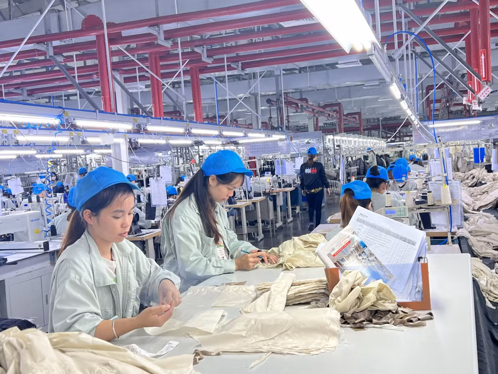 Thi đua sản xuất tại Công ty TNHH May mặc Hoa Lợi Đạt Việt Nam (KCN Cảng biển Hải Hà). Ảnh: Thanh Hằng
