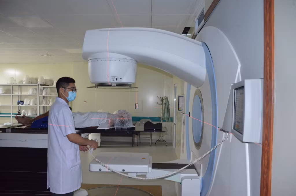 Kỹ thuật viên Bệnh viện Bãi Cháy đang thực hiện xạ trị ung thư cho người bệnh.