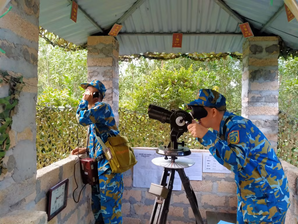 Vọng quan sát mắt thực hành quản lý mục tiêu trên không trong diễn tập.