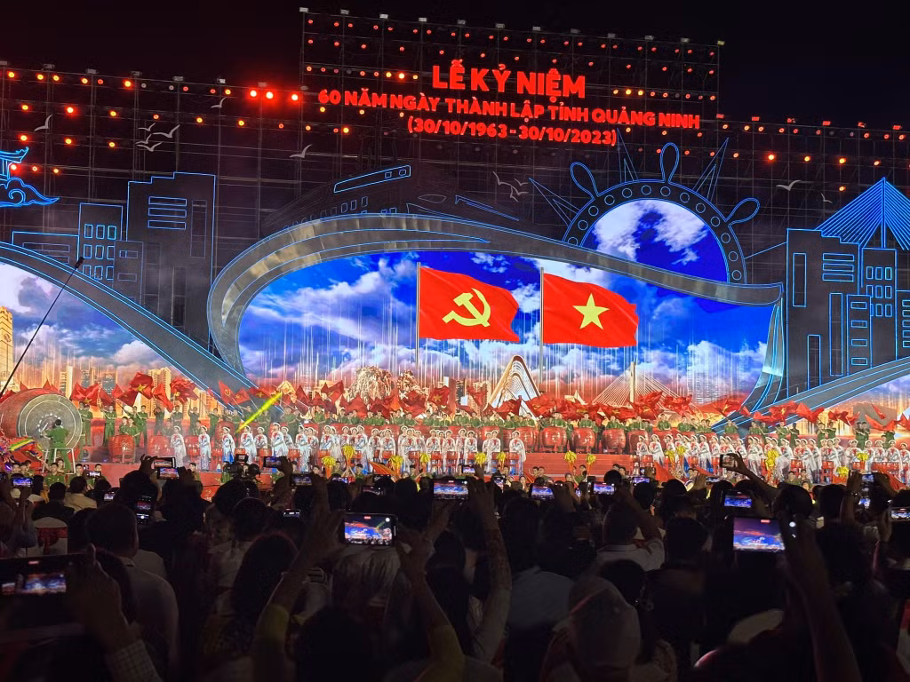 Người dân Quảng Ninh háo hức, phấn khởi chào đón Lễ kỷ niệm 60 năm thành lập tỉnh.