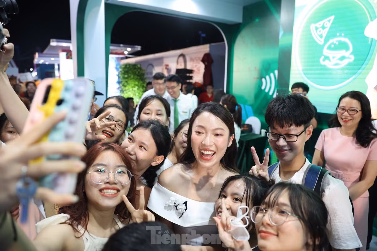 Đông đảo sinh viên tại SVĐ trường ĐH Sư phạm Hà Nội vây quanh Khánh Vy. Đại sứ Ngày Thẻ Việt Nam 2023 cũng tích cực chụp hình, giao lưu, tặng chữ ký cho người hâm mộ.