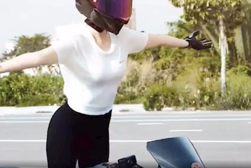 Người mẫu Ngọc Trinh điều khiển xe máy buông 2 tay rồi úp video lên mạng xã hội. Ảnh: Cắt từ clip
