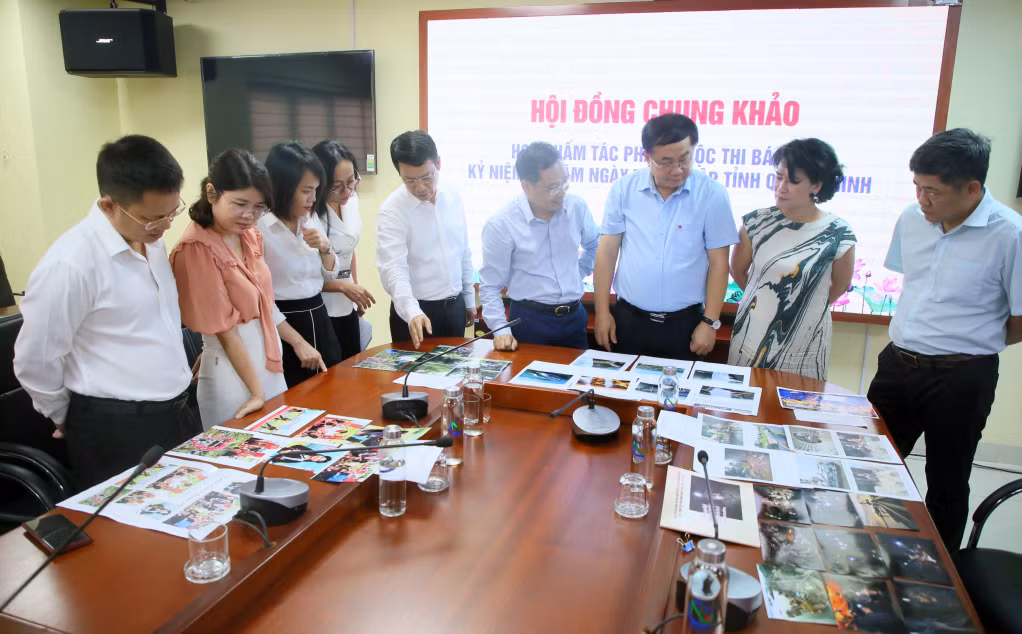 Hội đồng đánh giá chất lượng, thảo luận về các tác phẩm loại hình ảnh báo chí.
