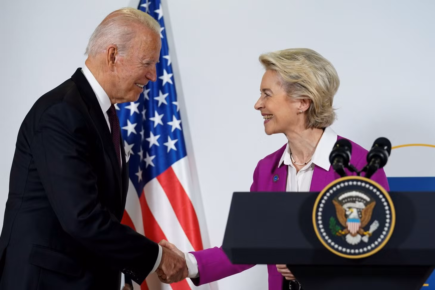 Tổng thống Mỹ Joe Biden trong một cuộc gặp với Chủ tịch Ủy ban châu Âu Leyen. Ảnh: Reuters