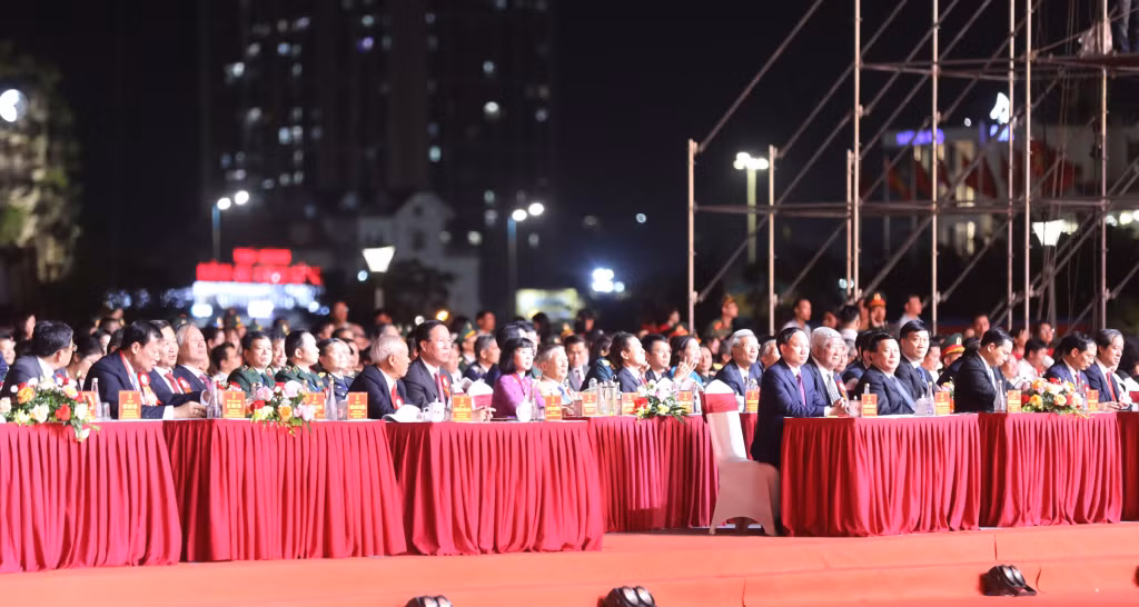 Đồng chí Võ Văn Thưởng, Ủy viên Bộ Chính trị, Chủ tịch nước Cộng hòa XHCN Việt Nam cùng các đại biểu dự lễ kỷ niệm 60 năm thành lập tỉnh Quảng Ninh.