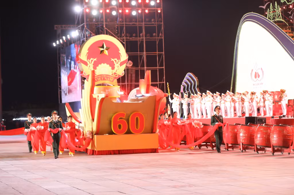 Đi đầu đội hình diễu hành là khối rước Quốc huy nước Cộng hoà xã hội chủ nghĩa Việt Nam.