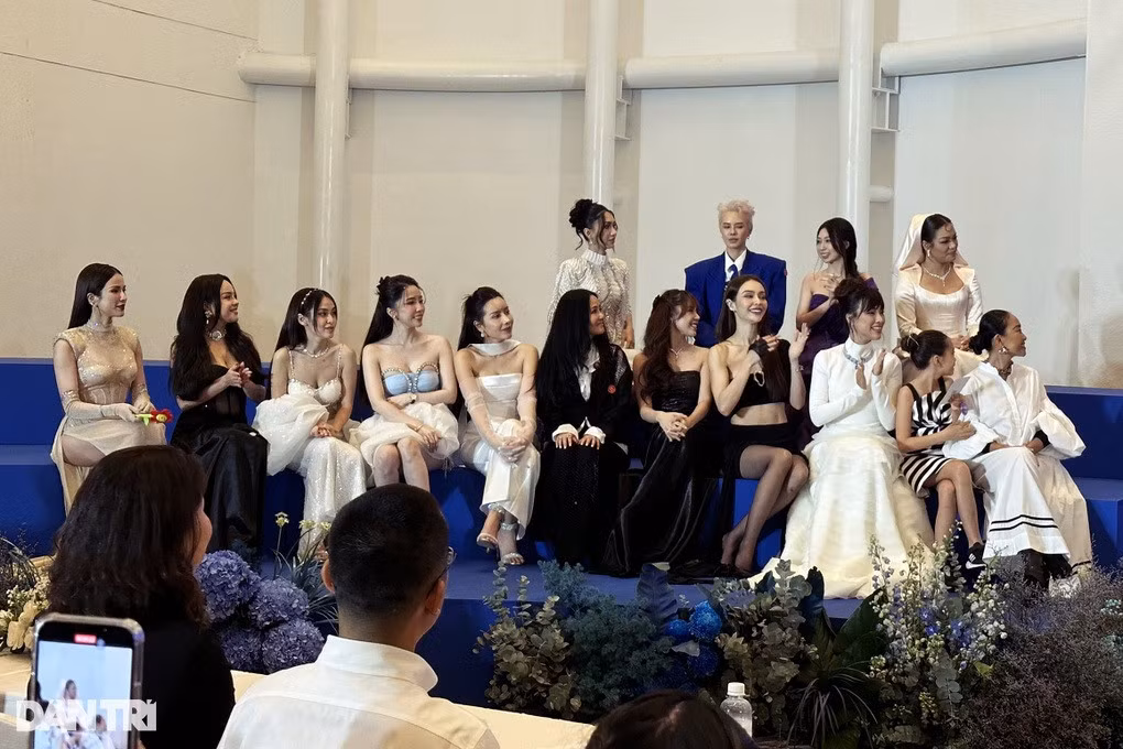 Các "chị đẹp" thoải mái tương tác cùng nhau (Ảnh: Bích Phương).