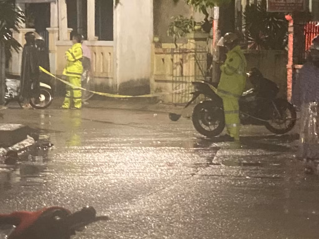 Cơ quan Công an huyện Lý Sơn đang phong tỏa, điều tra nguyên nhân vụ tai nạn (Ảnh: Văn Mịnh).