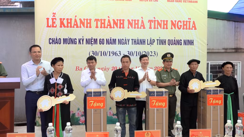 Các cơ quan, tổ chức trao tặng quà cho các gia đình.