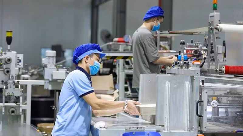 Sản xuất các mặt hàng văn phòng phẩm tại Công ty TNHH Deli Việt Nam ở Khu công nghiệp Yên Phong, tỉnh Bắc Ninh. (Ảnh DUY ĐĂNG)