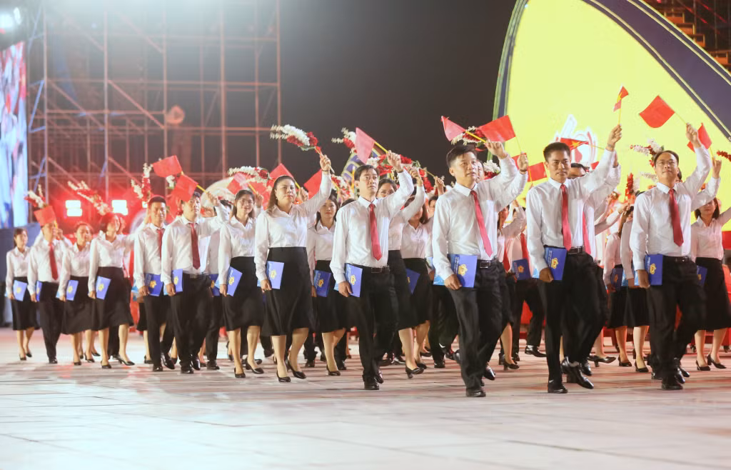 Khối công chức, viên chức tỉnh Quảng Ninh tham gia diễu hành với tinh thần năng động, sáng tạo, trách nhiệm trong lao động, học tập và công tác để góp phần xây dựng Quảng Ninh giàu đẹp, văn minh, hiện đại.